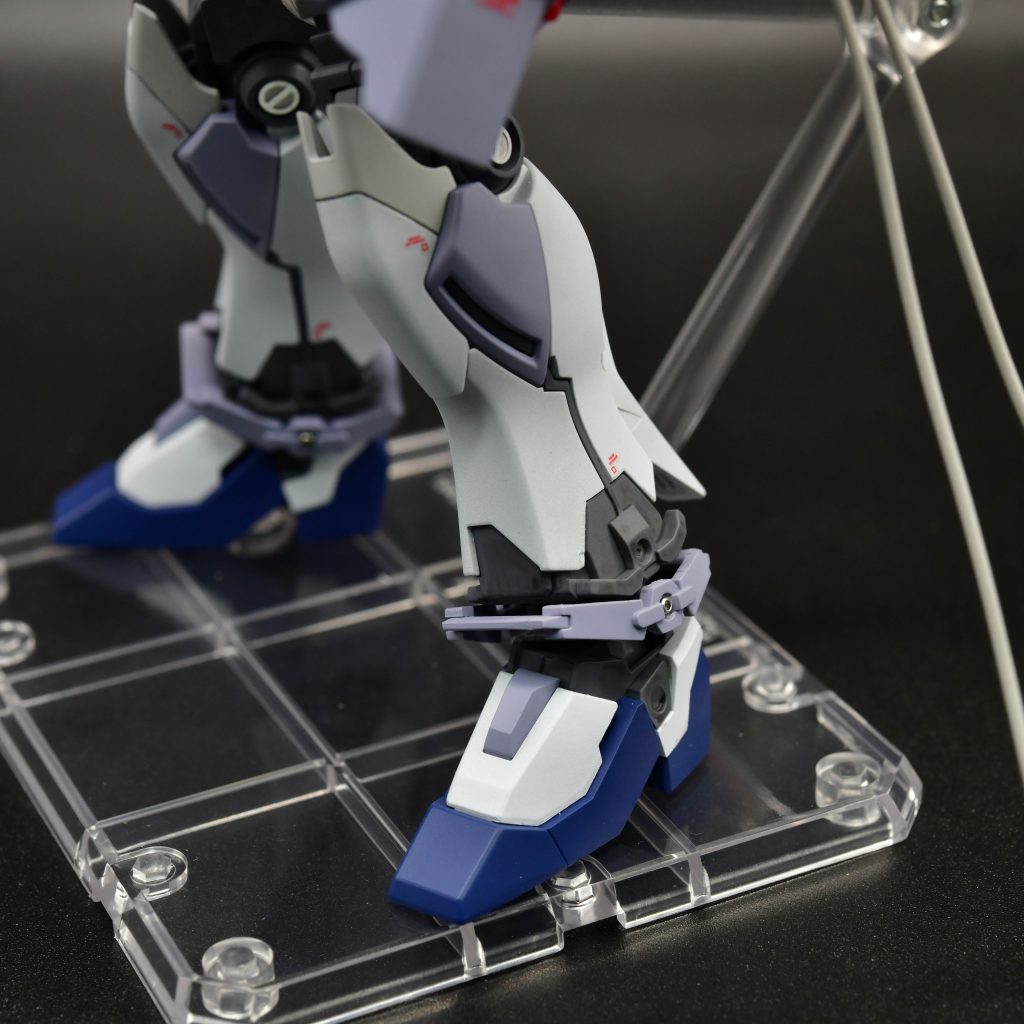 足首には潰し玉でディテールアップ。関節部分には丸モールドのメタリックシールを貼っています。