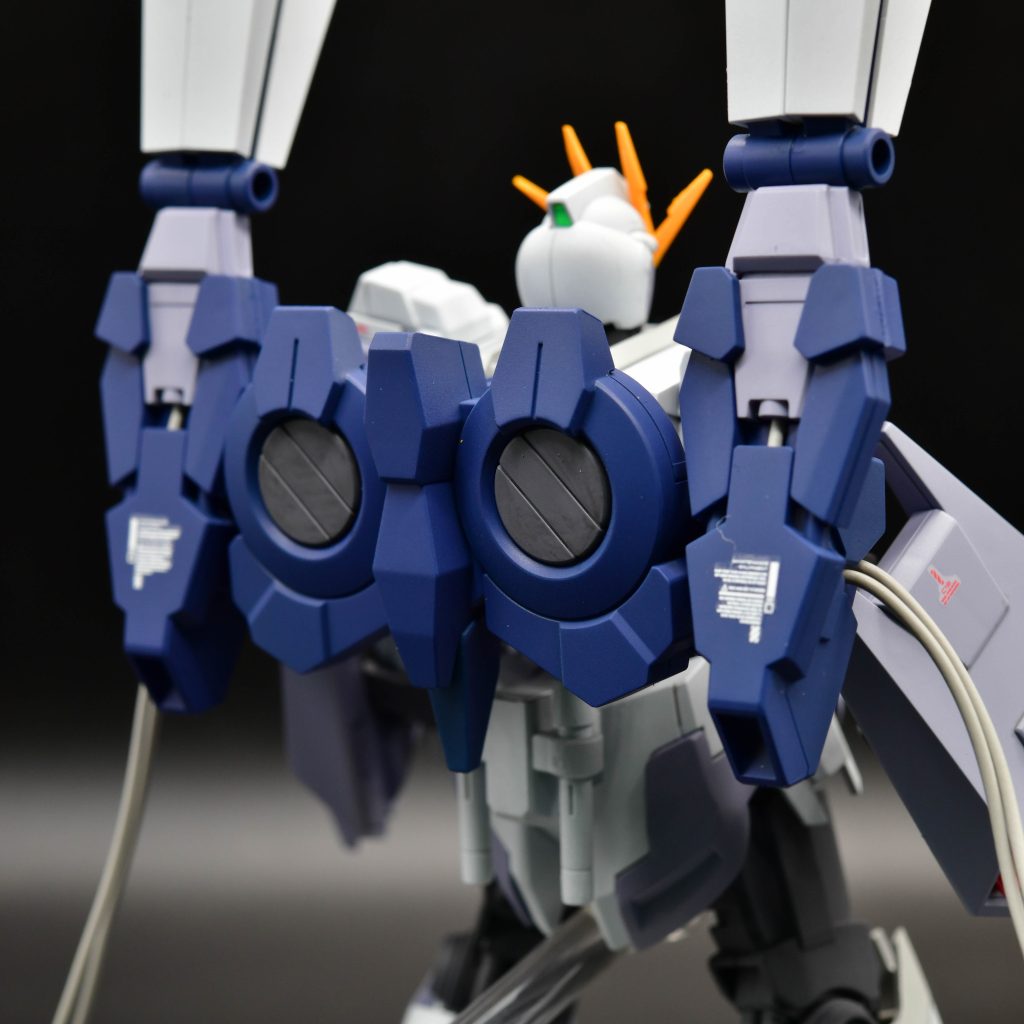 このキットは背中が重いので、仰け反り防止に腰にプラバンを挟んで改修しています。