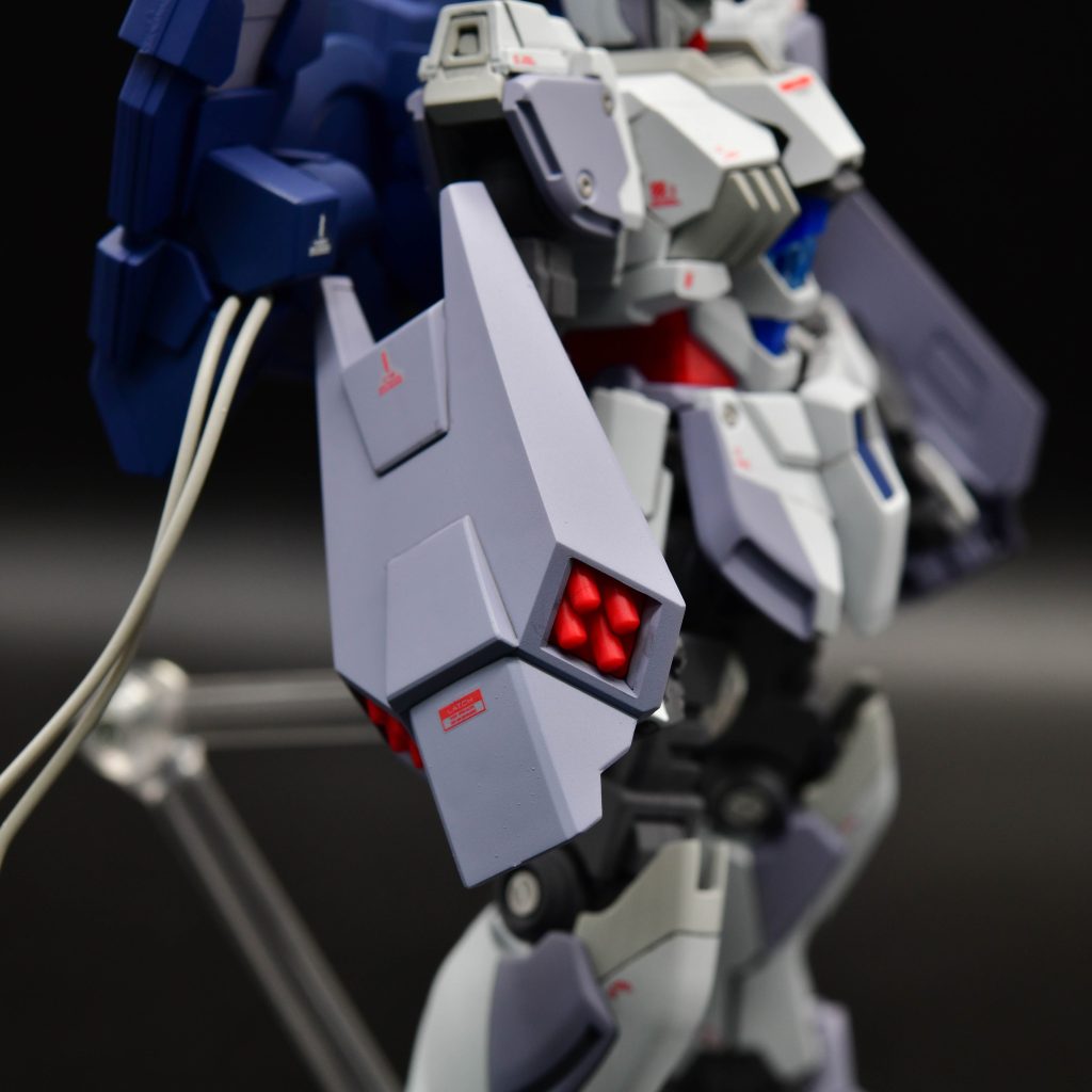 デカールは市販の水転写式を控えめに貼りました。