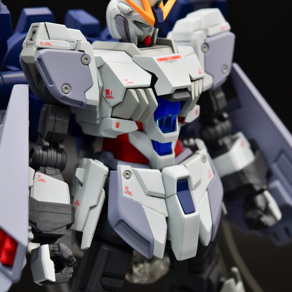 コックピットのクリアーパーツはクリアーブルーで塗装。