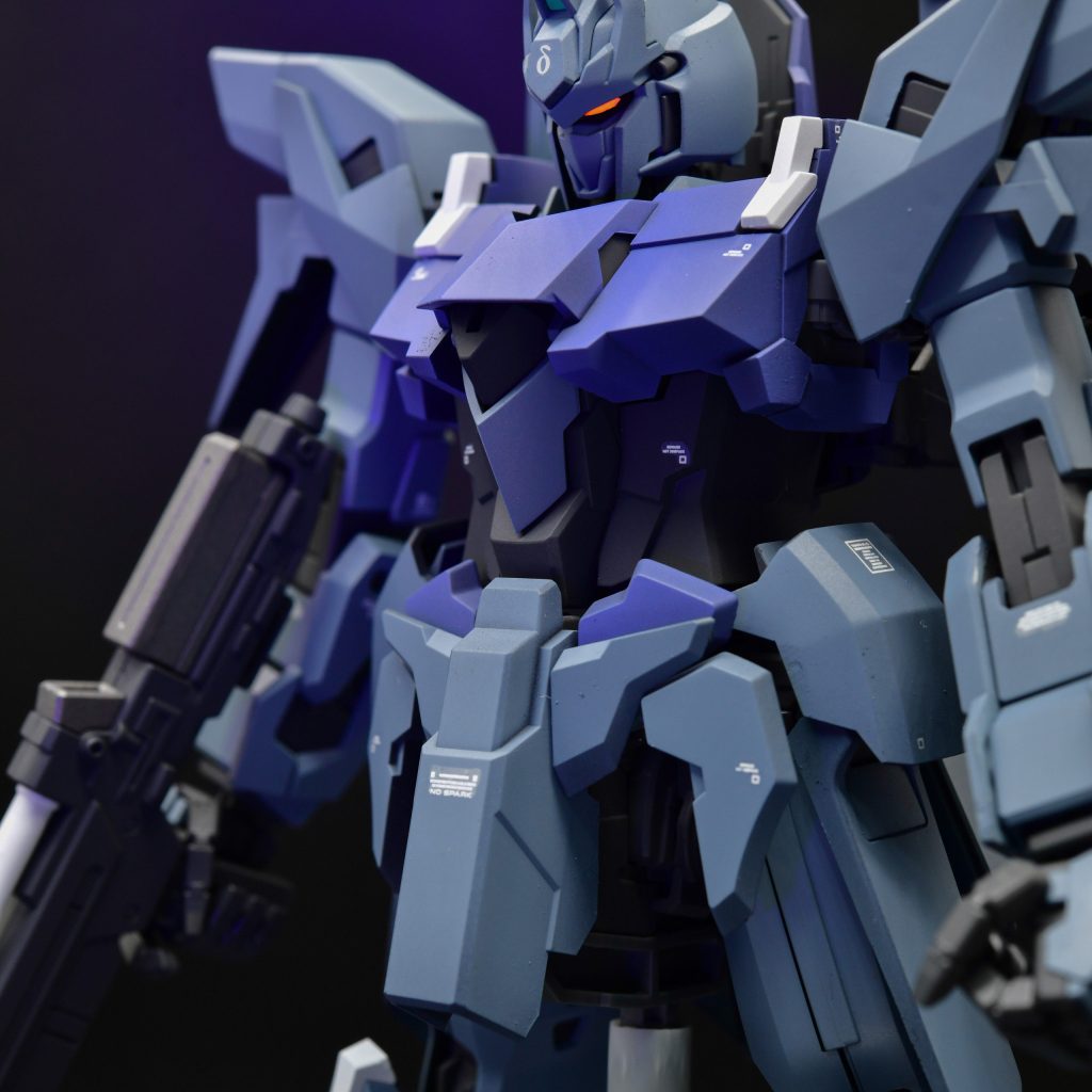 胸のパープルは少し彩度を高めに塗ってヒロイックな感じに。