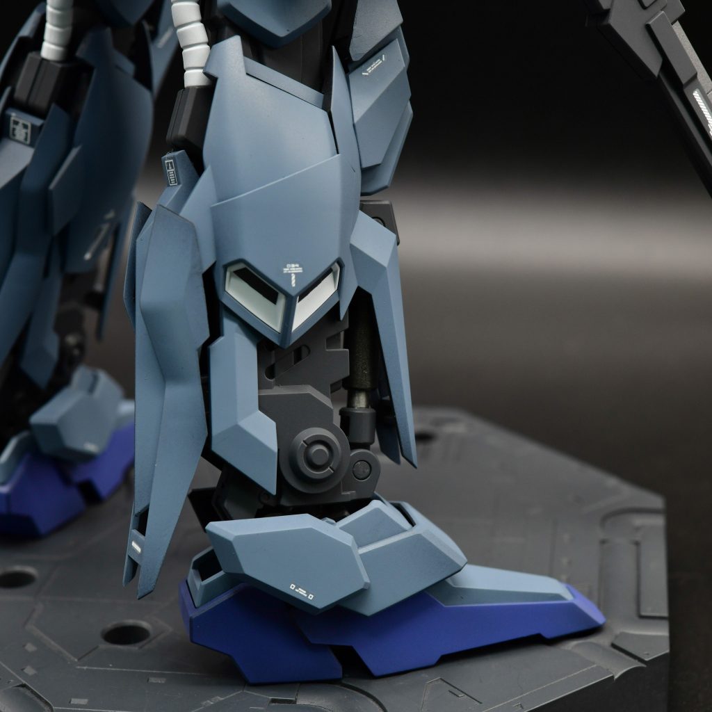 分かりにくいけど脛のシリンダーは黒鉄色で塗り分けています。差し色に赤やゴールドも考えましたが、シンプルに拘ってみました。