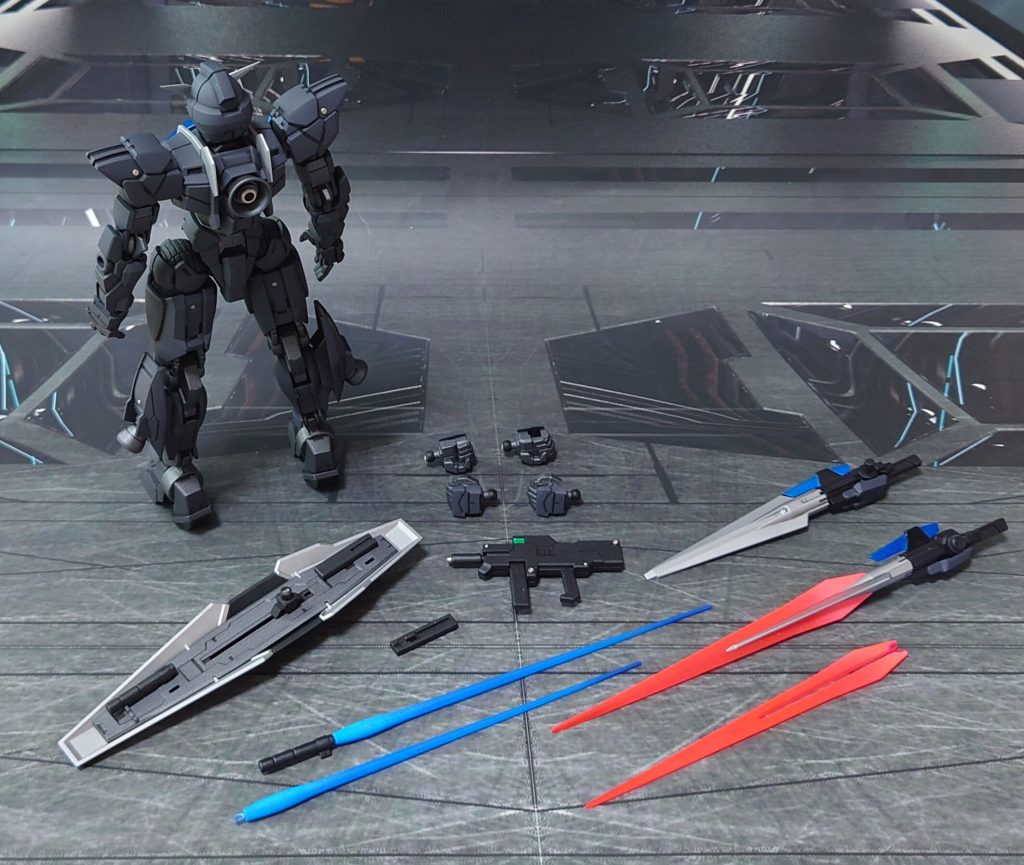 付属品一式。■塗装レシピ黒:黒サフ→ファントムグレー→つや消し青:黒サフ→シルバーリーフ→メタリックブルー→光沢銀:黒サフ→シルバーリーフ→つや消し足首黒:黒サフ→MSグレー連邦系→つや消し関節類グレー:黒サフ→ブライトガンメタル→つや消し頭部クリアパーツ:光沢GNソードⅡ、シールドジョイント黒:黒サフビーム刃エフェクト(青):根本側にベースホワイト→先端側にメタリックブルー→全体に蛍光ブルービーム刃エフェクト(赤):根本側にベースホワイト→先端側にメタリックレッド→全体に蛍光レッドその他部分塗装、墨入れ:ガンダムマーカー各種
