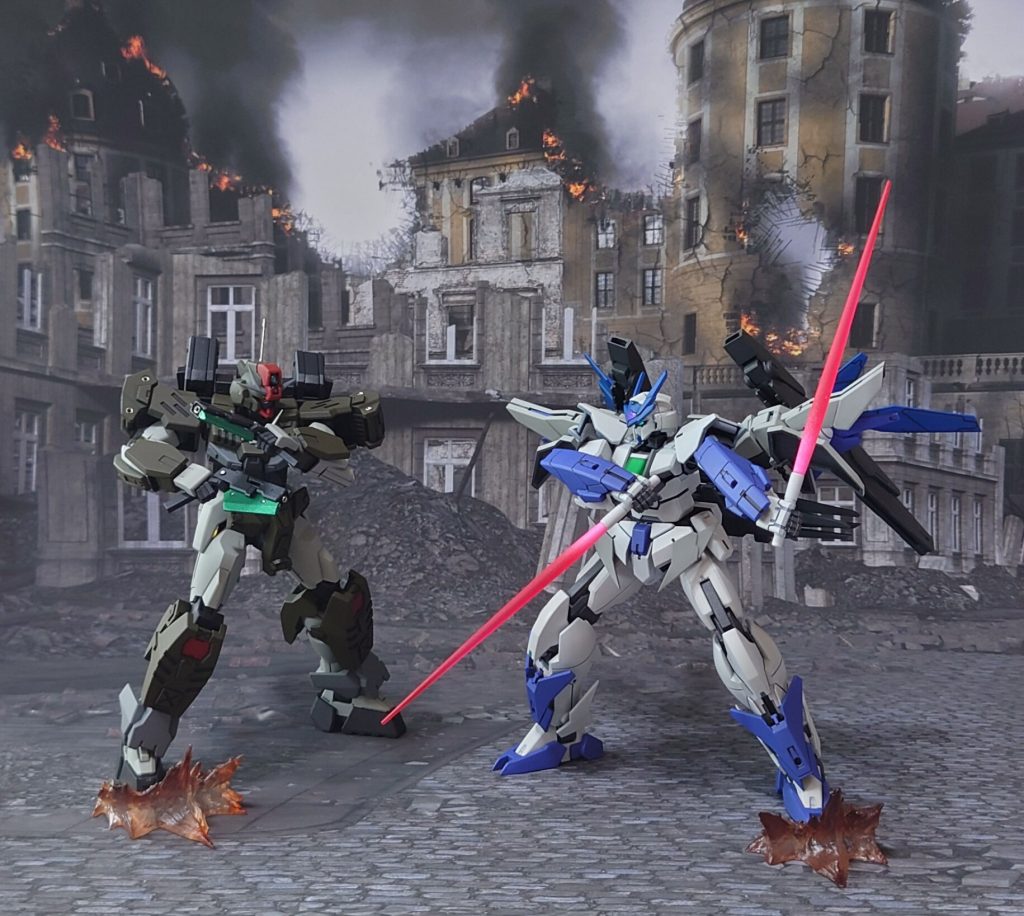 拙作“ガンダムダブルオーコマンドクアンタ Type.GBN”とのバトル。00系改造ガンプラ2機、相見える。