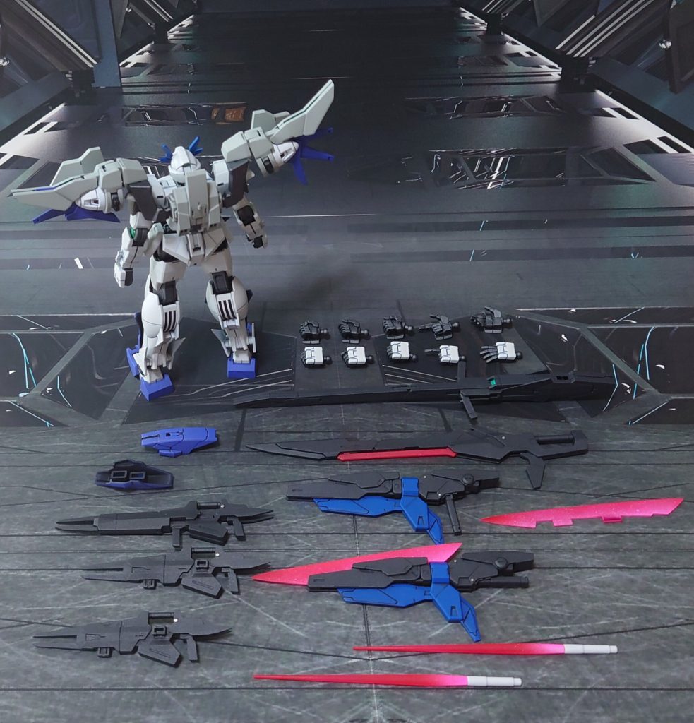 装備と手首一式。ビームサーベルは、腰フロントアーマーの一部を差し替える必要を感じなかったので、サーベルグリップを削ってそのギミックを潰し。余剰(お好みで組み立ててください)パーツとなる、ダブルオースカイのビームライフル、ソード、ロングライフルも用意しました。