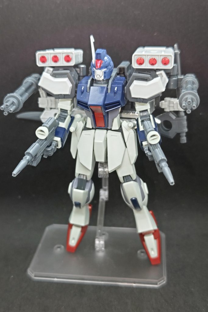 ビームカービンを2丁持ち、ミサイルポッドとガトリングも2丁ずつ搭載。これによってビームと実弾の攻撃の使い分けを単騎でこなす。