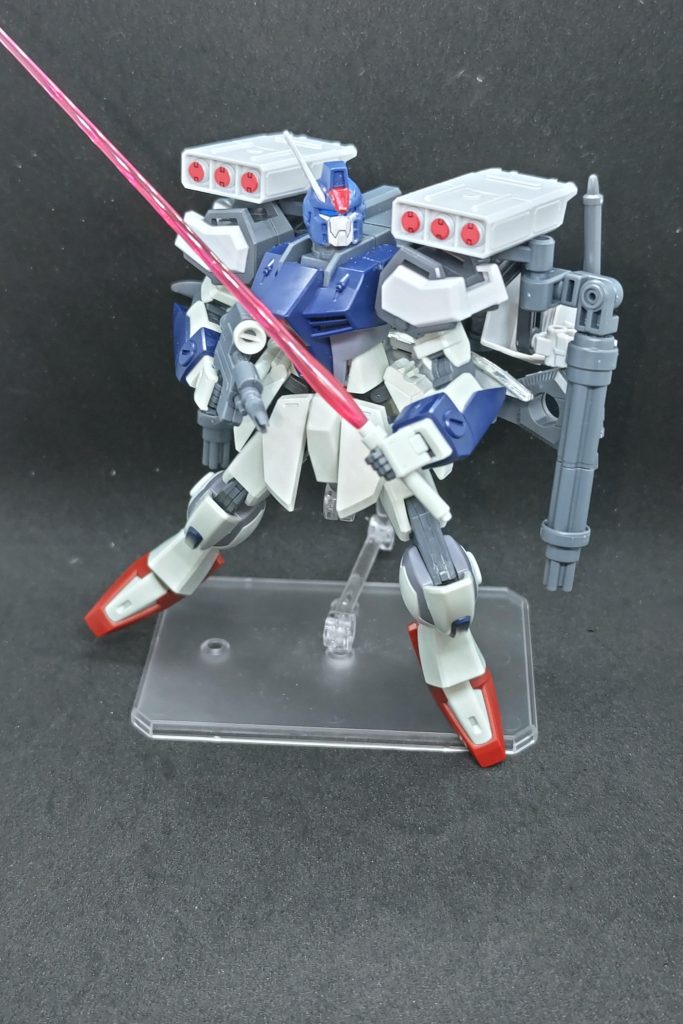 本体固定のビームサーベルも用いることでビームでの近接戦もこなすことが出来る。これらを使い分けて戦うことが想定されているが、即座に判断する必要がある上に燃費もいいとは言えない高度な機体である。