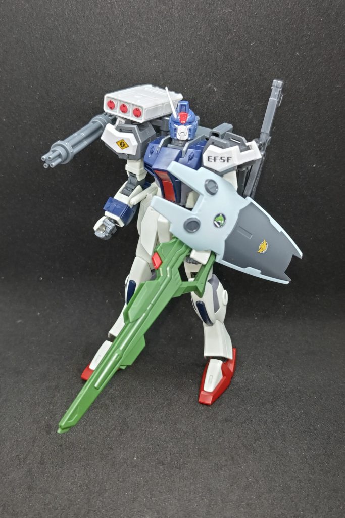 構えを変えてみたり。実はシールドはちゃんとジムキャノンⅡのものに変えている。