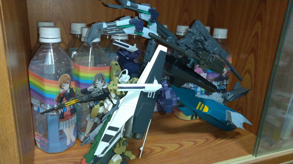 シュテルクスト・ユニット追加兵装のシュテルクスト・ユニットを装備した状態。資金難の為有り合わせのパーツで建造した物で建造費用を可能な限り抑えている。だが、それを思わせないような機動力、攻撃力、防衛が備わっている。特に機動力は非常に優秀であのユニコーンガンダムのNT-Dモード時やナラティブA装備型を軽く追い越せる程の推進力がある。実際、敵軍のエースパイロットが狙い撃ちが極めて難しいと言わしめたほど。ただ、パイロットの負荷がある為専用のパイロットスーツが必須となる。この追加兵装のコンセプトは[単機で拠点の制圧と防衛]を主軸としている。ちなみにシュテルクストはドイツ語でﾞ最強゛の意。まさに最強の名に相応しいユニットということからこの名を冠された。