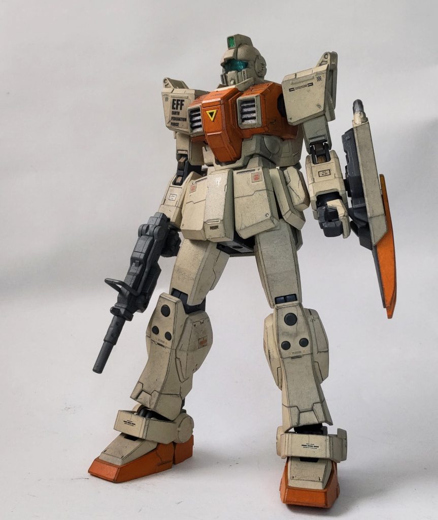 皆さんご覧いただきありがとうございました(._.)ストーリー的には派手にドンパチでなく一年戦争の見えざる部分をテーマにしてみました。イメージは08で言うラストリゾートの様な感じで、サブキャラ達がメインでした。では陸戦型ジムをご紹介。作りは基本通りの塗装、ウェザリング、艶消しです。