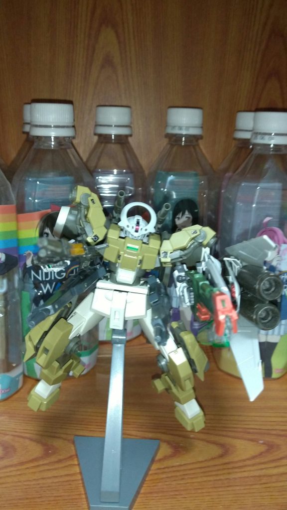 ガンダム・ツェアシュテールング圧倒的火力と重装甲による防御を兼ね備えた機体。実弾やビームライフル程度なら耐えられる装甲になっている。武装はバスターライフル、ソードライフル、背部ビームキャノン、シールド部メガ粒子砲、脚部ビームサーベル、腰部ビームキャノン