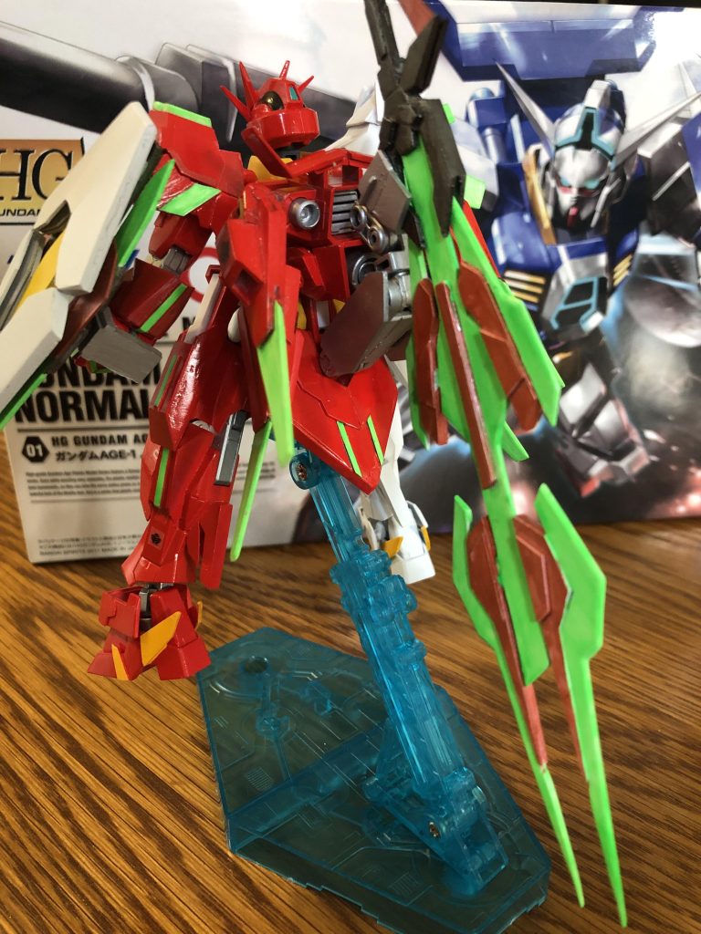 メインウェポンは、00QのGNソードをもとにフルスクラッチしました。名前はエクストリームソードとでもしておきます。ソードビットは差し込みで、ビットを射出したときにブレードの見た目を考えて、別パーツでソードだけを作っています。