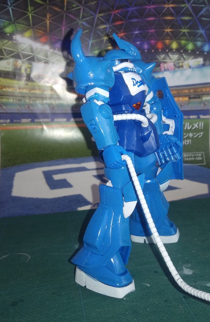 右。ショルダーアーマーは、合わせ目を消して、スパイク４つとバナナ２つは、ちと削り、ランナーを接着し、先を尖らせました。