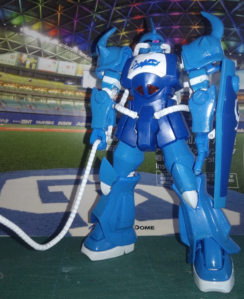 正面体とシールドの真ん中は、通常リバイブグフの成形色のまま。他の青は、説明書通りに、調色をするも、気に入らず、ベタに水色で。　白は、「Ｍｒ.メタルカラー」クロームシルバーを下地に塗り、乾いたのち、水性の白を塗りました。