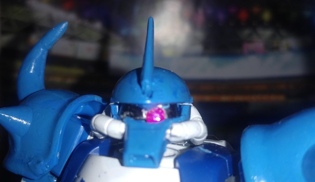 頭。こちらのが良く感じ、余剰のＲ３５ヘッドを使用。モノアイは、１００均のキラキラストーンシールをペタリ