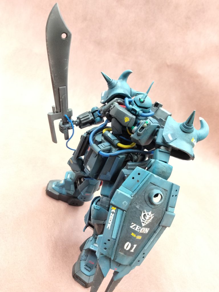 ヒートサーベル!プラ板の削り出し。キットのものと比べるとだいぶ大きいです。