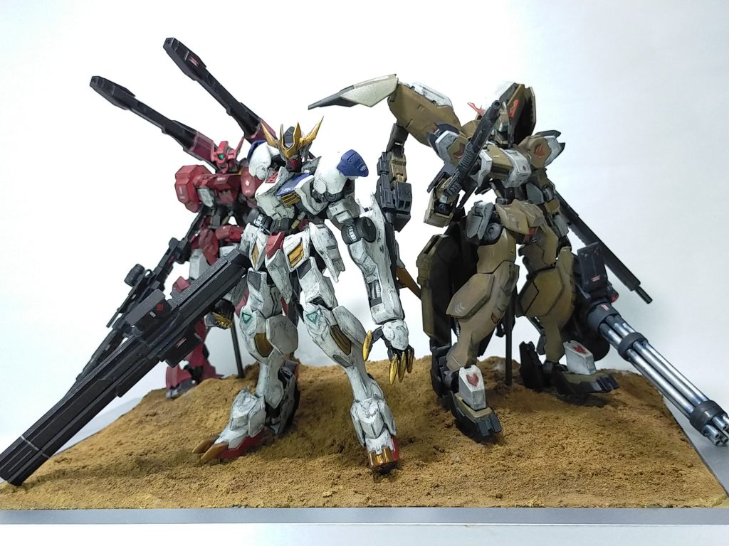 でも実際、バルバトスにもメイス以外の銃器を持たせてもカッコ良いんじゃない?と言うのか本音で、前回投稿したバルバトスルプスにも使用した境界戦記のウエポンセットや、30Minutesのライフル、ガトリングはビルトダイバーズから色々かけ集めてみました。