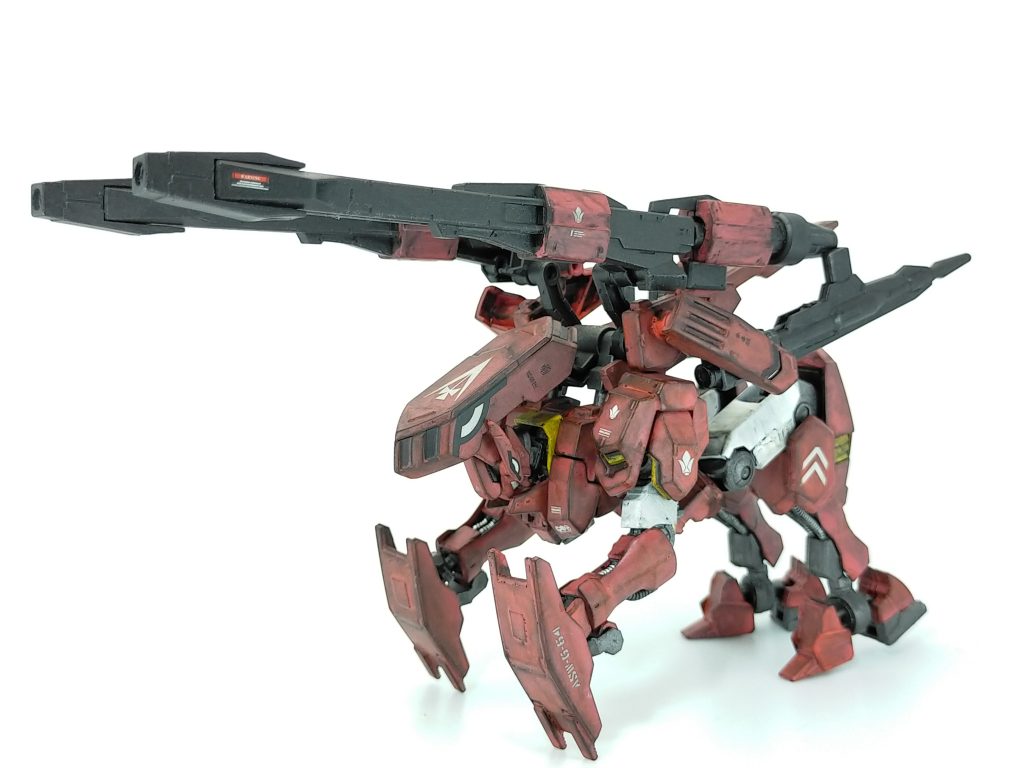 スタイルは首、肩、足首を延長。何とか変形も出来ました。塗装については黒サフからの赤系統の水性塗料を重ね塗り。最後の赤はルナマリアピンク。たまたま寄った模型店でこれだと思い使ってみました。