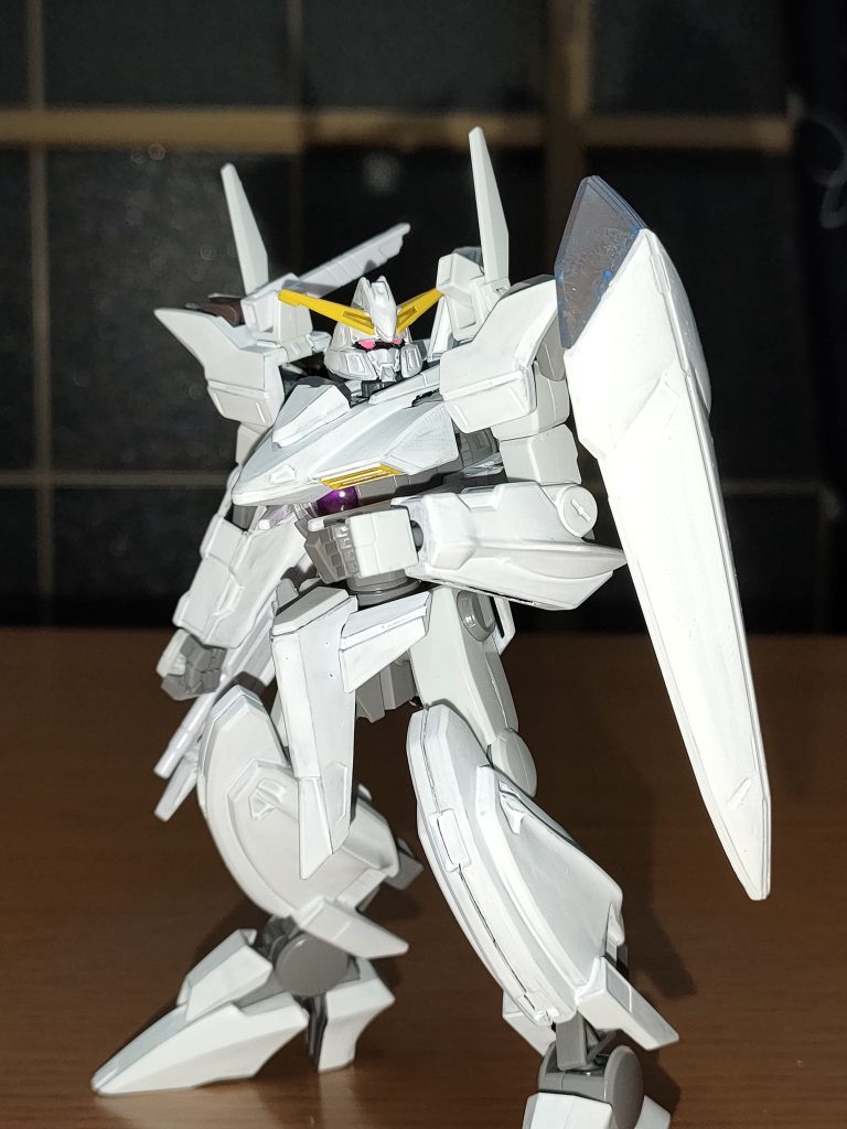 GNシールド。肩部に装備された盾。ドライに採用された盾で展開してGNフィールドを発生させる事が出来る。