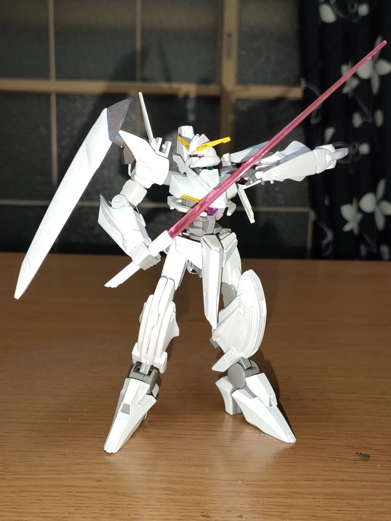 シールドとハンドガンを左右逆に装備も可能。ジンクスを開発する上での量産試作機で3大勢力のパイロットに馴染む工夫と操縦系統でも、この武装をオミットした事は惜しい。