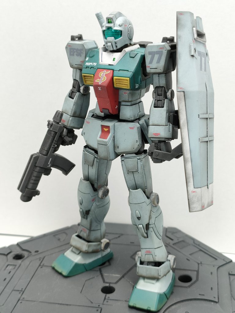 主にパーツの下半分をウェザリングマスターのオイルを使用し汚しています。