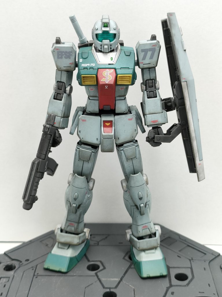 正面で。パーツの合わせ目等も黒く塗りつぶして明るいところが無いようにしています。