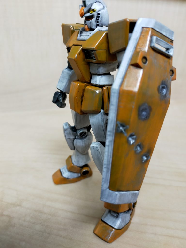 　練習用の機体でかなり汚れている。ビームサーベルは1本でパイロットの希望で左右どちらにも取付可能。パイロット保護を目的にコックピット付近、腰部は装甲を厚くしている。