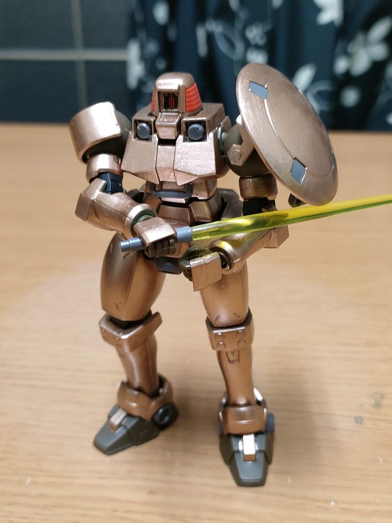 シールドに2基装備したビームサーベル。