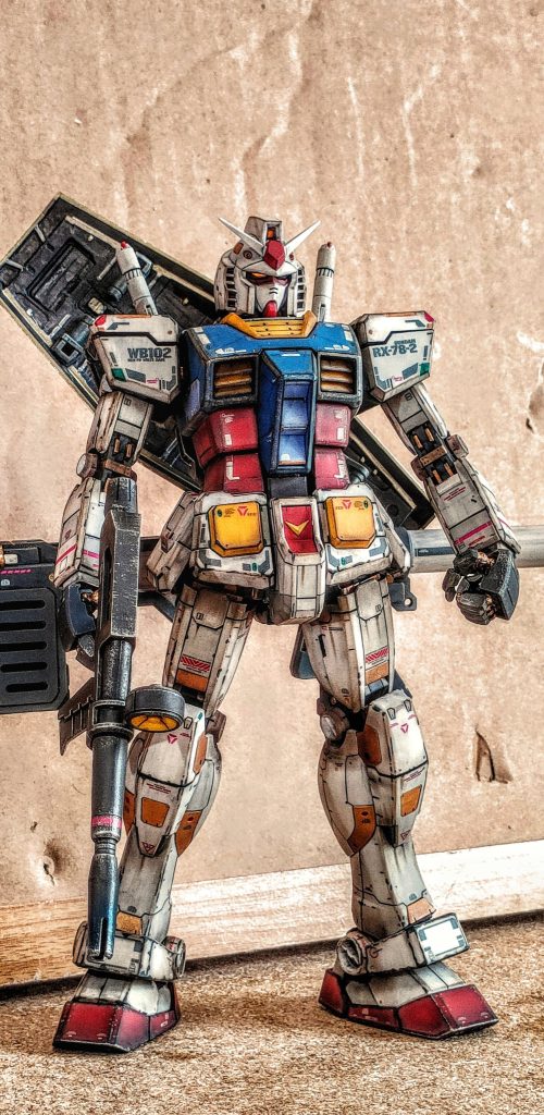 色が濃い部分はシルバーでドライブラシをしています。センサーアイは別売りのLEDいれています。接触不良やっぱりしますね。