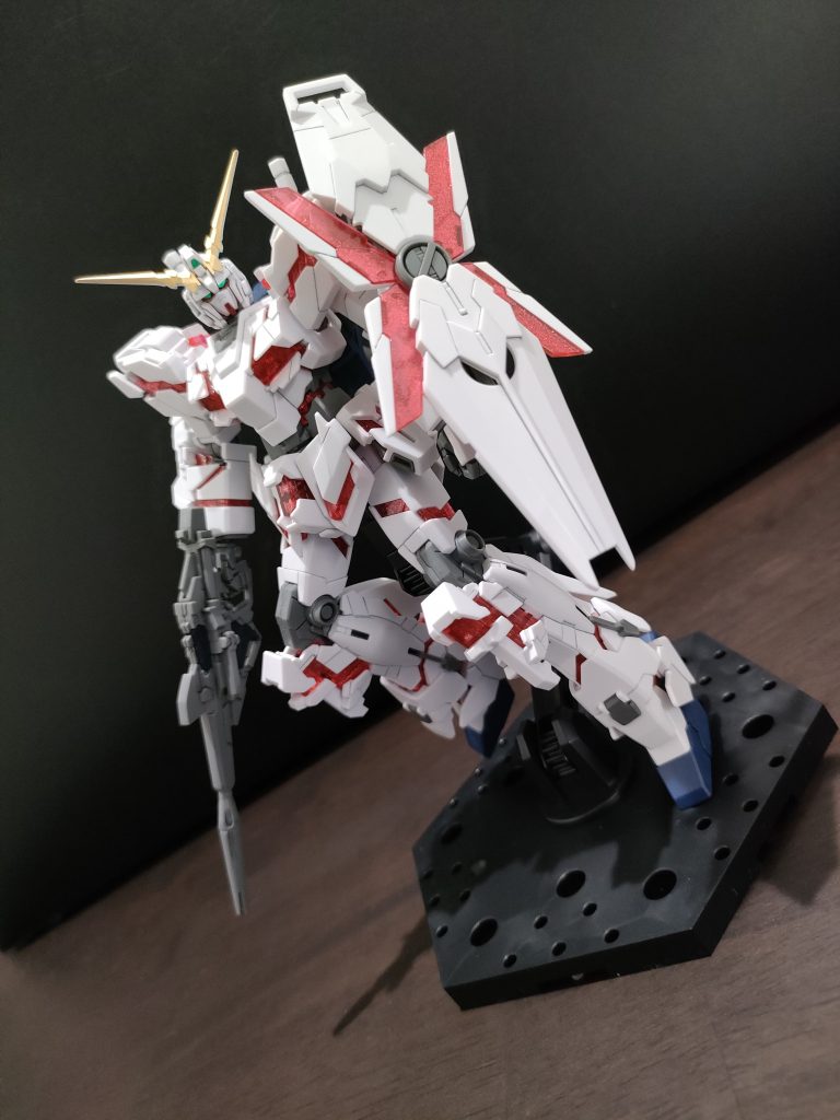 バンシィと並行して作成しておりました。同じ改修を施してます。・各所シャープ化・サイコフレーム裏からラメマニキュア・カメラアイ、センサー類ラピーテープもどき化