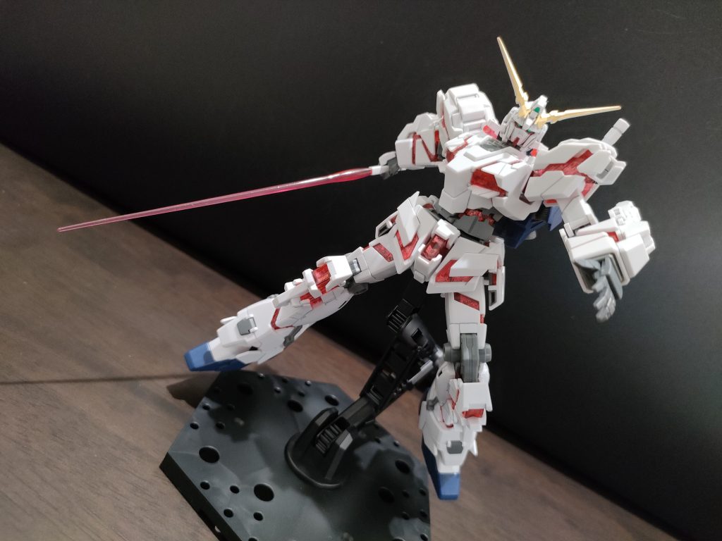 ガンダムの平手を使ってみましたが手甲がハマらずグレー…サーベルは保持できず…