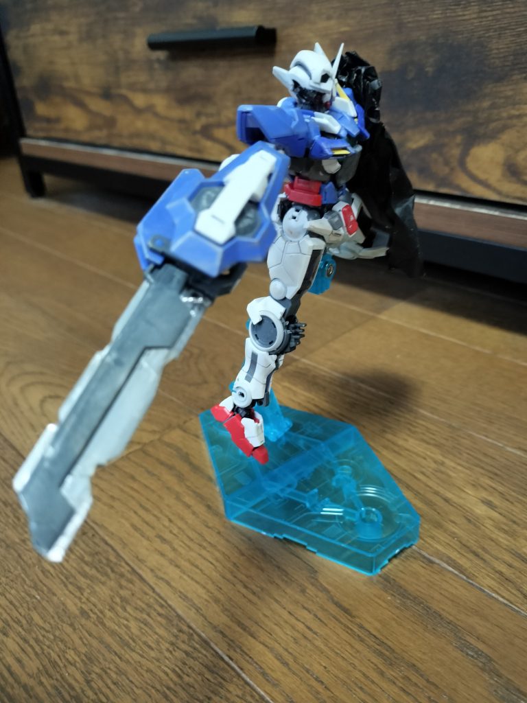 マントは新聞紙を黒く塗ってグシャグシャにシワつけ