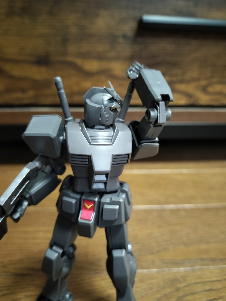 ビームサーベルでっ……て、抜けれない!?肘も90度までしか曲げれないんすよねぇ