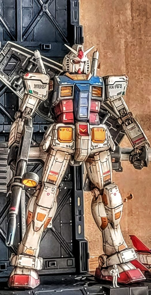 足元のアムロ君と。同スケールのアイテム並べると臨場感出ます。