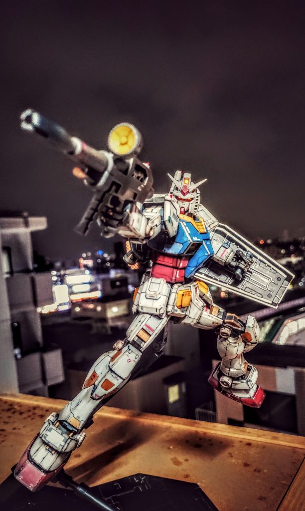 夜に自宅玄関前で撮影。隣で次女が見ていて気恥ずかしい！こちらの画角は60mm。