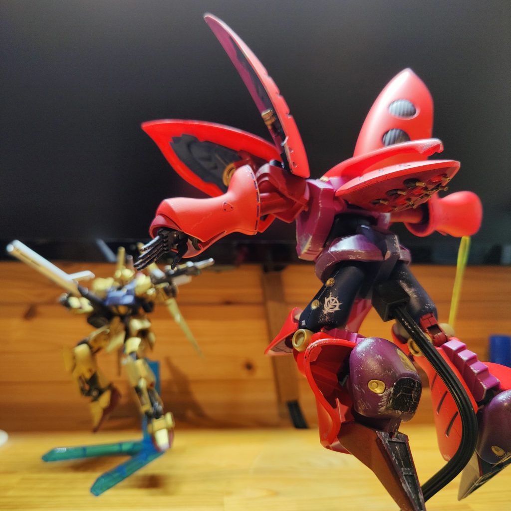 バックショット。武装がファンネルとビームサーベルのみ、銃器が無い分、指が綺麗!