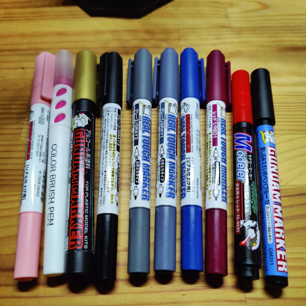 今回使ったペン一覧です。1番左側のピンク、キュベレイにしか使わんよなーと思い、使い切るつもりで重ね塗りしてたら、無くなりましたw 急遽ネットで単品売りしてたのを買い増し。リアルタッチマーカーが量販店でも単品売りしてくれたら良いのに。