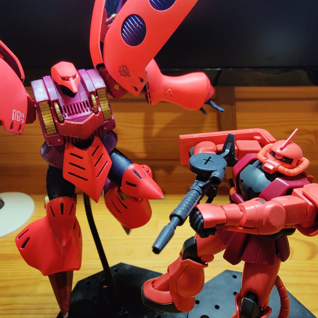 色が似てたのでシャアザクと並べてみました。シャアザクよりピンク強めで、少し暗めな色です。