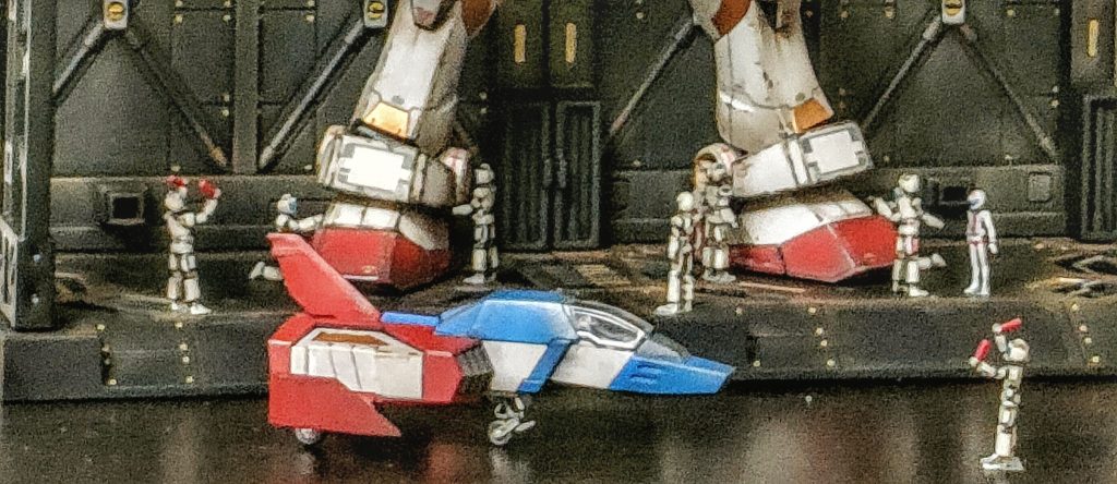 コアファイターとメンテナスな人々。両面テープで自立させました。アムロ君は頭一つ背が低く子供らしさあります。