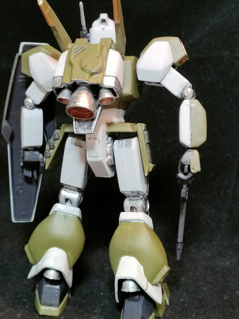 背面です。最近バーニア部と関節部を金属光沢にするのが好きになってきました。合わせ目消しの為、やすりで削った粉が除去しきれず、粉っぽいものが残ってしまいました。