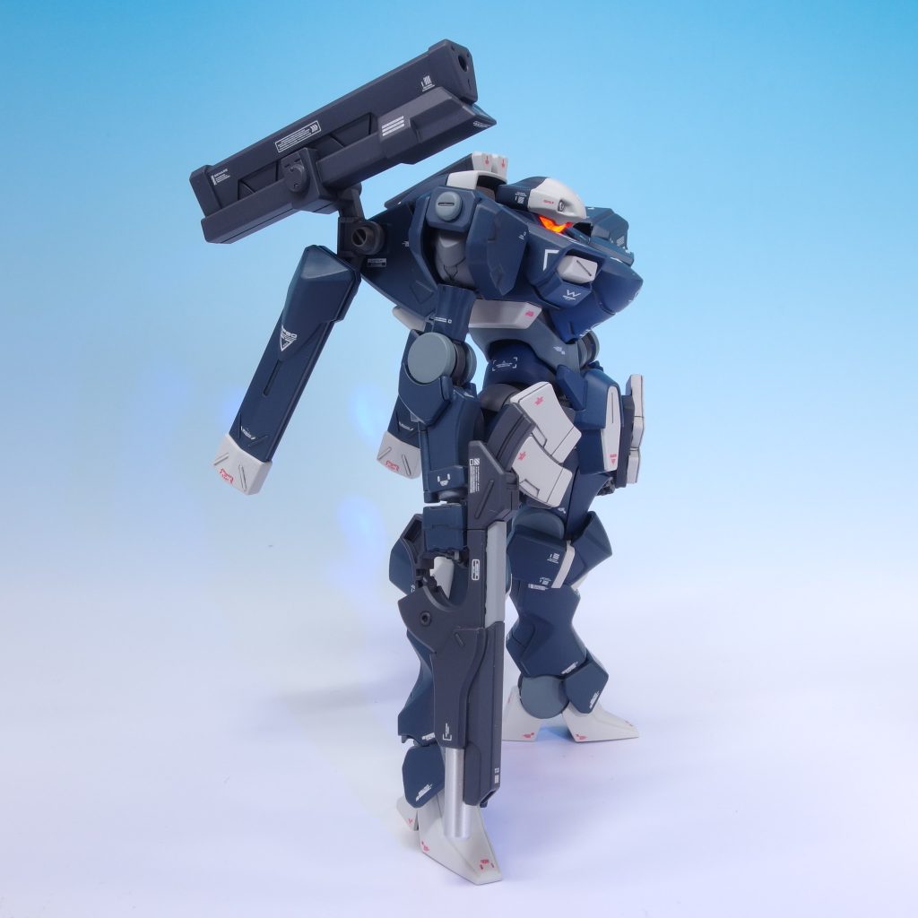 バイザーは蛍光オレンジで塗装。