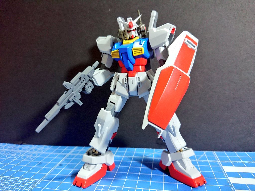 ・仕上げ前大まかな部分を塗装した状態。ガイアカラーを使い、白部分はスチールホワイト、青はウルトラマリンブルーにスティレットブルーの混合、赤はローズブライトレッド、黄色はレモンイエローを使いました。この後に細かい部分を塗装しデカールを貼った後にトップコート半光沢を吹いて完成!