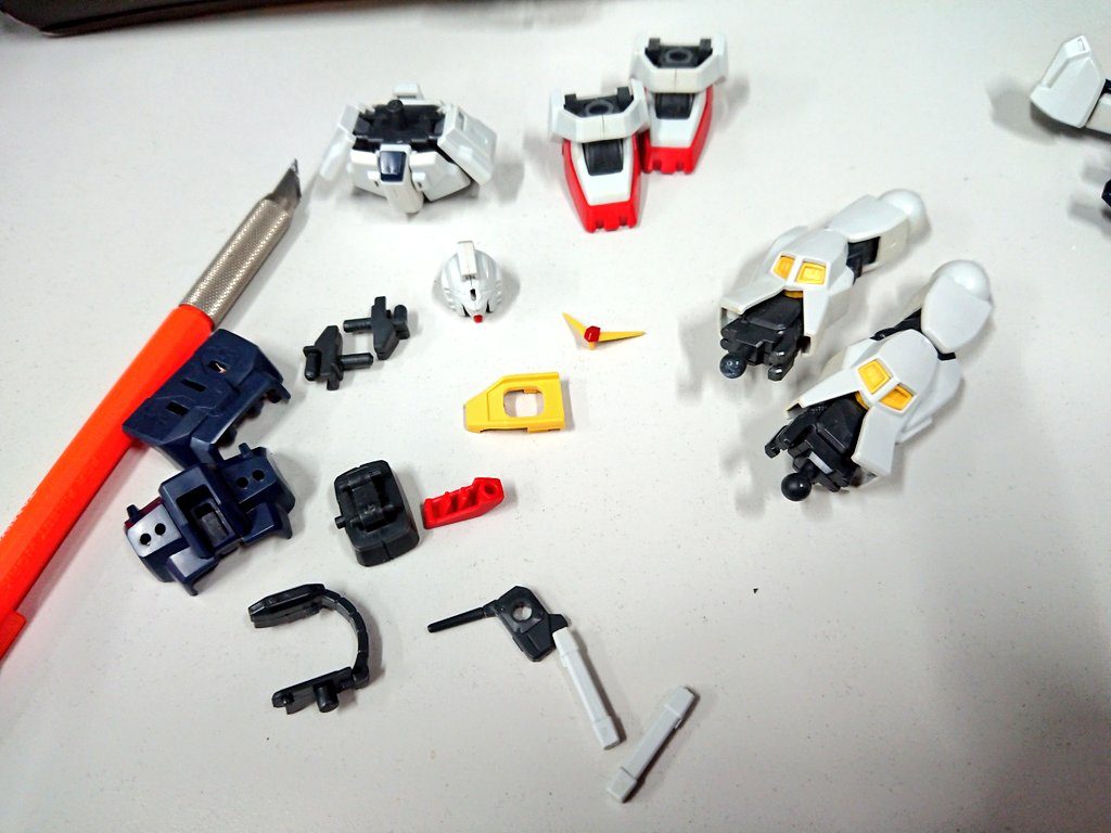 ・表面処理パーティングラインを削ったり経年劣化で黄ばんでいた部分のヤスリがけを行った。人が作ったガンプラを分解して再度組み立てをしてるとジャンク屋のような気分になりません?