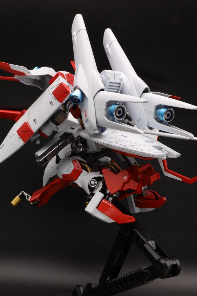 トルーパー形態バックショット。ふくらはぎの動力パイプなどはエアブラシで塗分けしました。赤を2色使って塗分けていますが、写真でうまく表現できなかったなと思いました。腕の合わせ目は段落ちモールド化しました。ガンダム・キマリストルーパー・ヴァーミリオンでした。最後までご覧いただきありがとうございました。