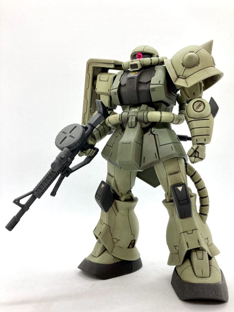 ガンプラじゃないヤツら その4え〜っと…  ナンタラカンタラっていうフィギュアシリーズのシャア専用ザクⅡ  …のリペイント😅なんだか、とっても中華テイストというか… バッタモン臭いというか… とにかく残念なフィギュアでしたが、リペイントしてみたら結構イイ感じになりました。ま、リアサイトないのに、なぜか付いてるイチロク風フロントサイトはご愛嬌🤣www 