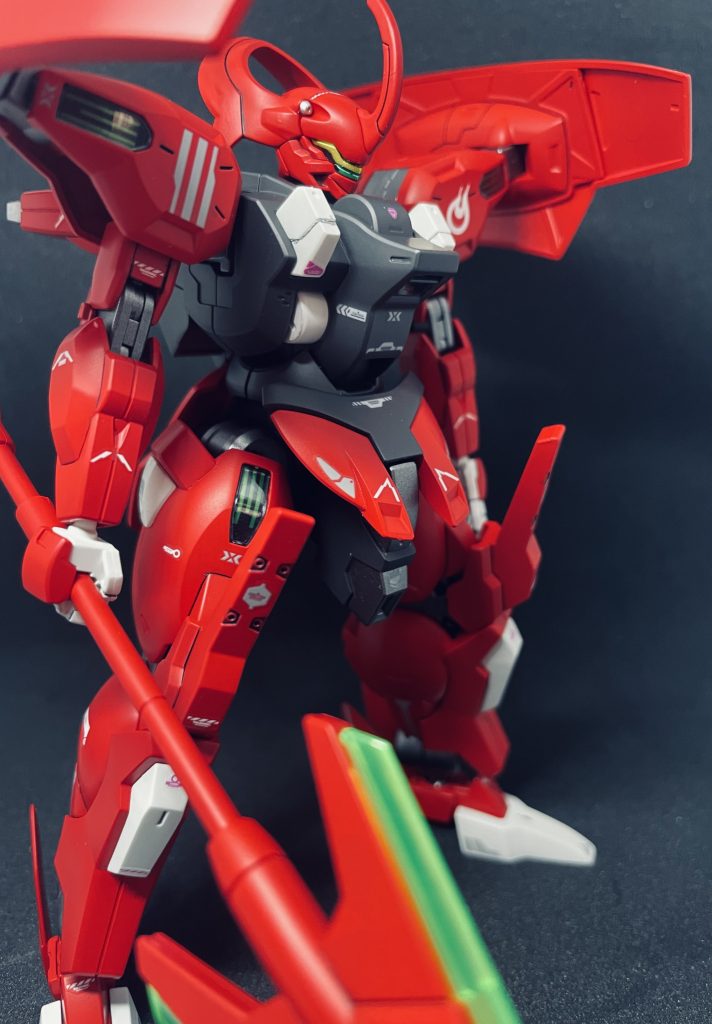 使用カラー本体赤:サーフェイサーevoピンク(G)　　　→サザビーレッド(C)本体黒:グラファイトブラック(C)関節等:スターブライトアイアン(G)一部白:ニュートラルグレーⅠ(G)頭部センサー:スターブライトシルバー　　　　　　→クリアイエローandクリアグリーン