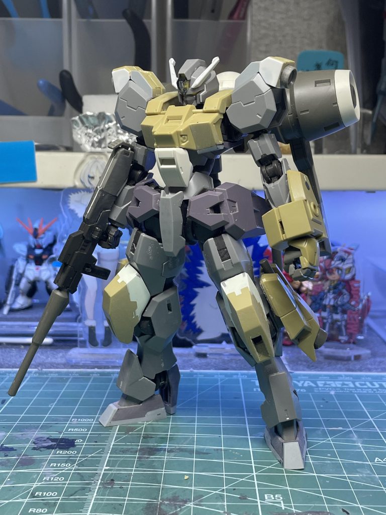 ほぼほぼ改造が終わった段階。(このあと胸部のデザインを少し変更しています)ガンヴォルヴァとデミバーディングしか使ってないので、かえって悩まずにサクサク工作することができた気がします。