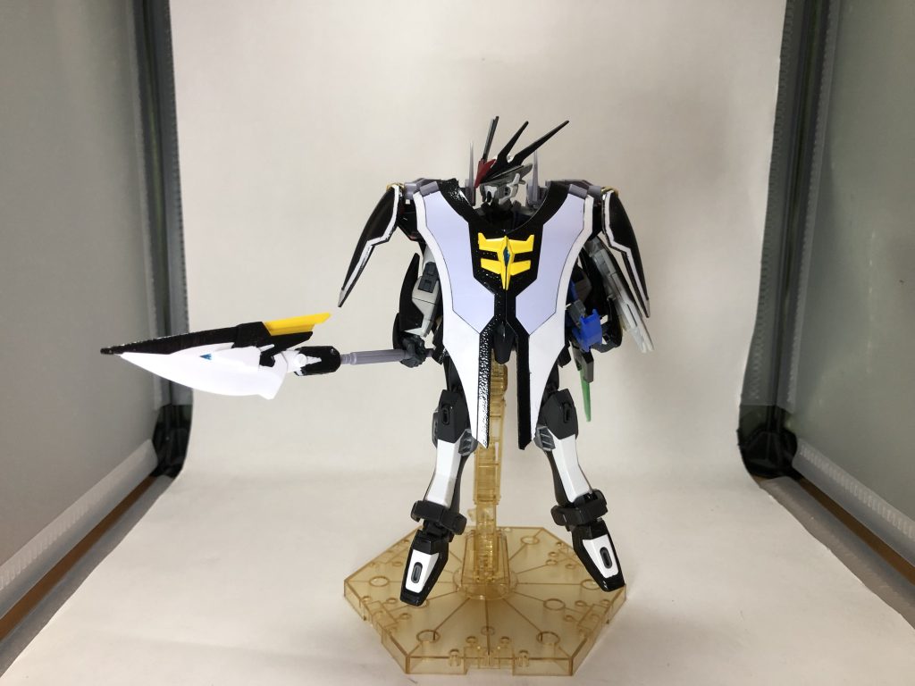 新武装1:アクティブクローク戦艦の主砲クラスのビームすら耐える防御フィールドを発生させるクローク状の防御力ユニット。装甲そのものにも対ビームコーティングが施されており、対レーダー装甲としての機能も併せ持つ他の追加ユニットにはない防御力を誇る。また、ハイパージャマーやガンダニュウム合金が作用しており、接触以外の探知は不可能となる。新武装2:ロッドランス射撃と近接を両立させた複合兵装。また近接も長いビーム刃を使った槍と鎌の使い分けも併せて使うことで変則的な攻撃を仕掛ける。