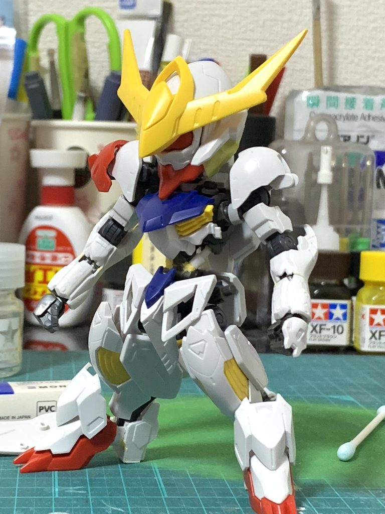 腕の短縮も進んで全体のバランスが取れ出してる感じになりました。ここまできてはじめてサフに入ります。地味にスリッパの穴埋めやプラ板にて高さを調整してます