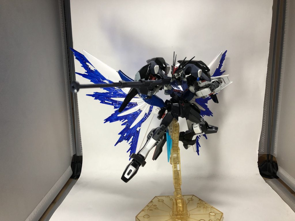 ビームスナイプライフルロングバレルのビームライフル。1発の照射時間が長いため、薙ぎ払うことも可能。